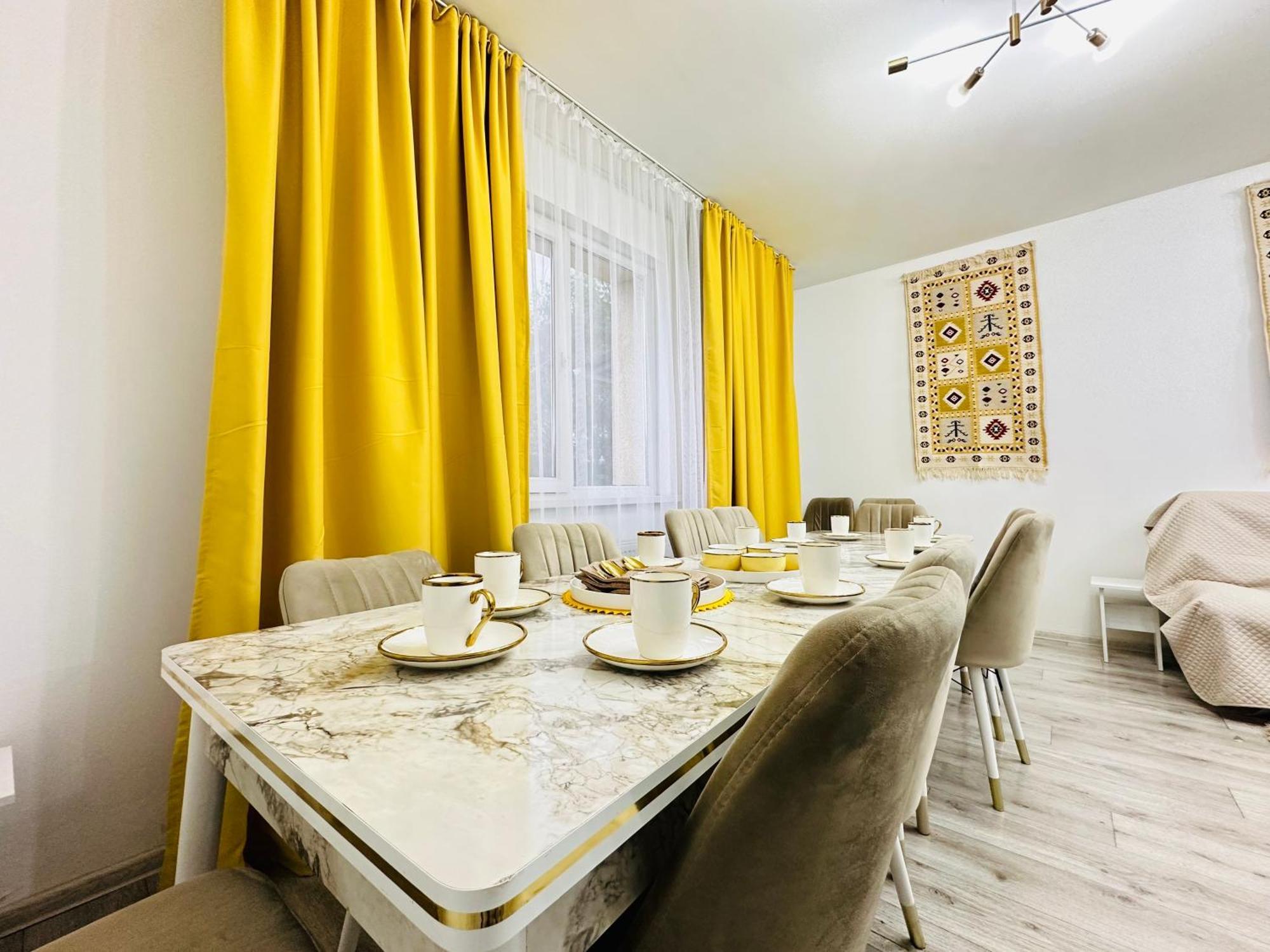 Квартира Для Большой Семьи Almaty Eksteriør billede
